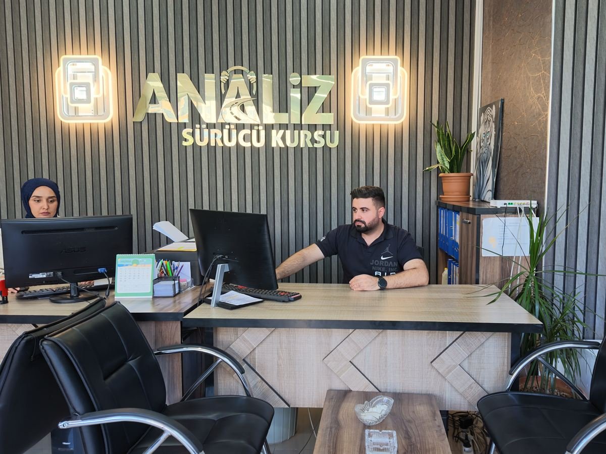 Analiz Sürücü Kursu danışma ofisi ve çalışanları